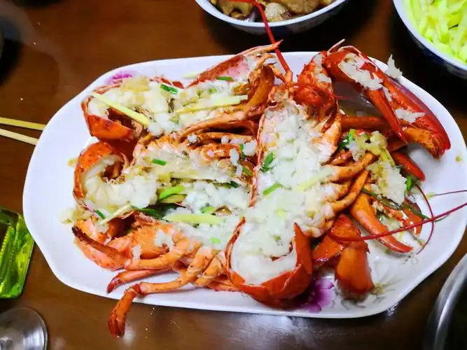 餐桌上的大龙虾!