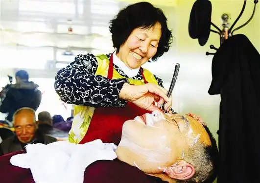 大召一传统理发店内,老板正在给顾客刮脸全媒体记者陈熠北摄影