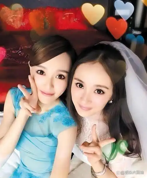 2014年,当杨幂与刘恺威结婚时,唐嫣担任了唯一的伴娘.