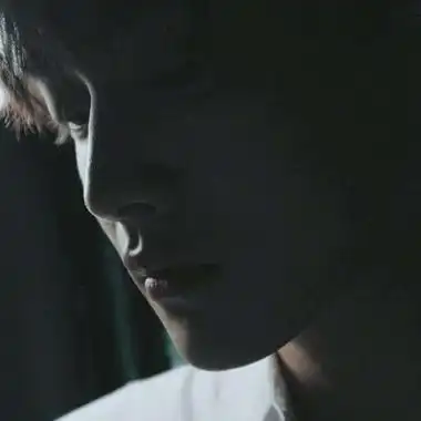 男生头像深沉忧郁