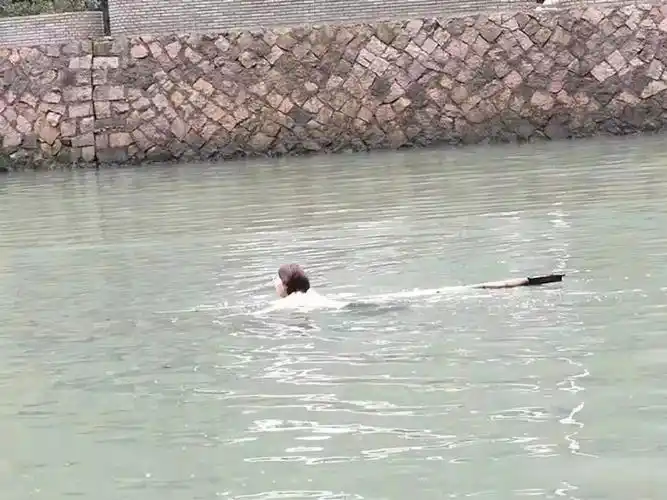 回顾长江捞尸人18年打捞200具遗体尸臭洗不掉找不到接班人