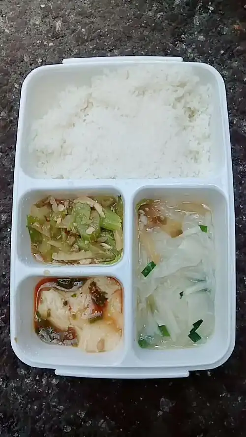 这就是五矿下属公司,中冶宝钢给一线工人吃的盒饭,欢迎评论,欢迎转发.