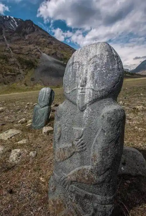 他在《西域水道记》中记载了在新疆伊犁河以西发现石人的经过,并怀疑