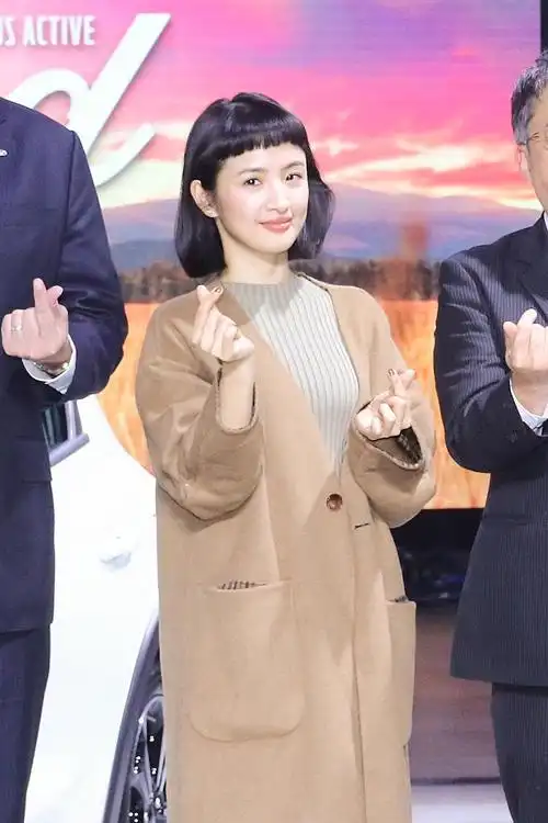 38岁林依晨剪狗啃刘海复古波波头甜笑出镜满满少女感