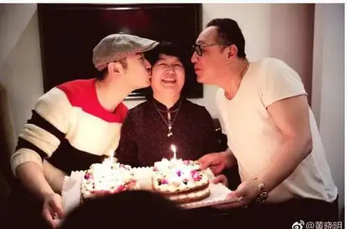 2018年4月23日讯,2018年4月23日讯,今天是黄晓明母亲的生日,黄晓明在