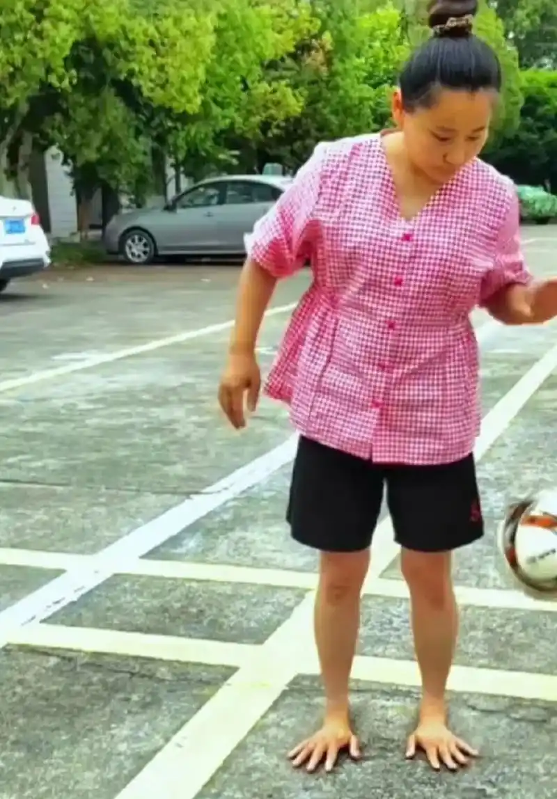 看视频里边一个女人长着四只手,而且地下的两只手还一直晃来晃去,刚