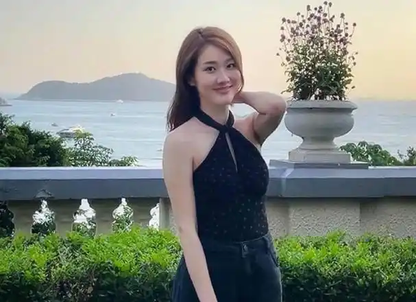 知名tvb女星邓佩仪自2019年前往加拿大留学后,就再未重返娱乐圈,引发