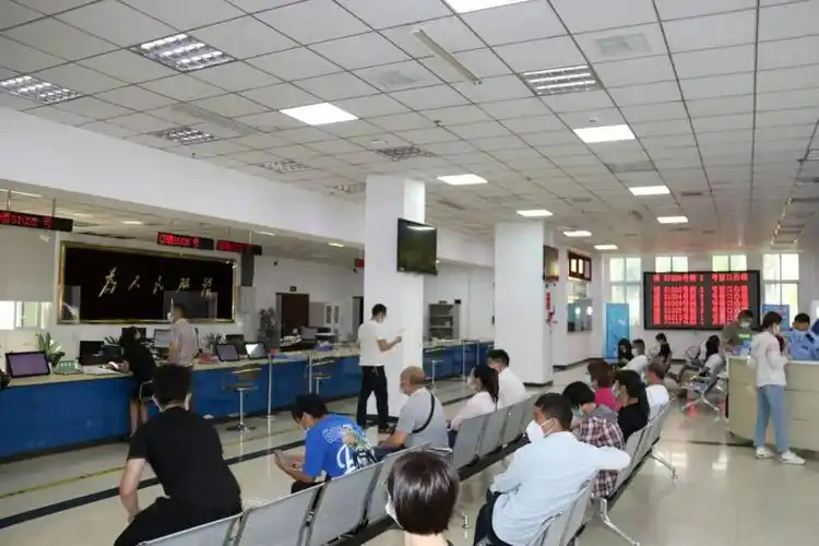 走进荣昌车管所大厅,门对面墙上"为人民服务"几个大字格外显眼.