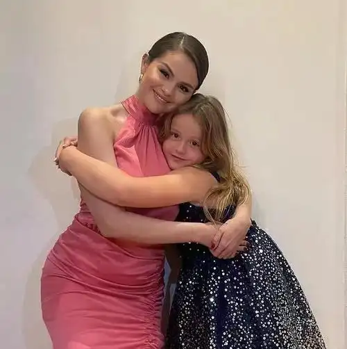 比伯前女友赛琳娜近照,齐耳大卷发新造型,体型臃肿双下巴明显