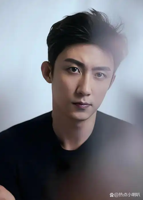 近日,当红演员黄景瑜被网友在越南富国岛的一家健身房偶遇,