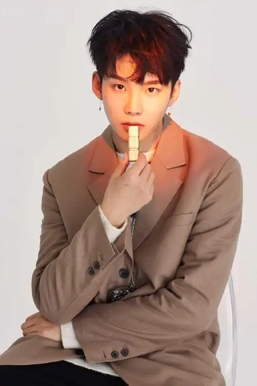 偶像练习生周彦辰写真