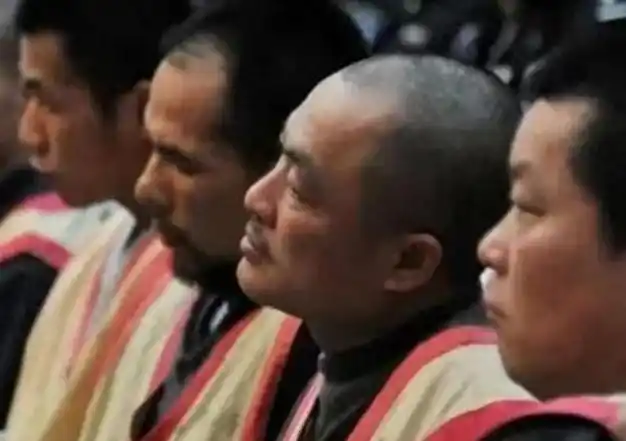 大连黑老大邹显卫有多猖狂!在监狱住两室一厅,漂亮女狱警作情人