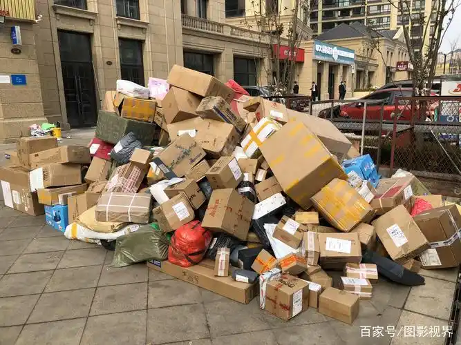 双十一结束 快递点上的纸盒堆积如山 快递小哥送货全部用扛