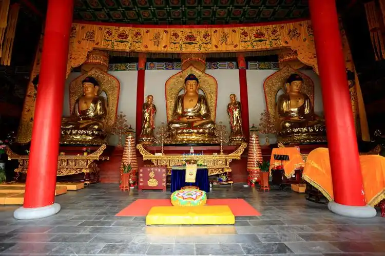 寺院内有大雄宝殿,地藏殿,观音殿和三圣殿.