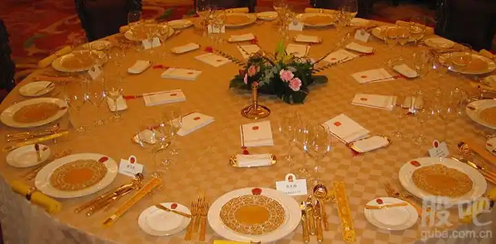 松发研制的"人民大会堂宴会系列"国徽餐具,被选为国宴用瓷