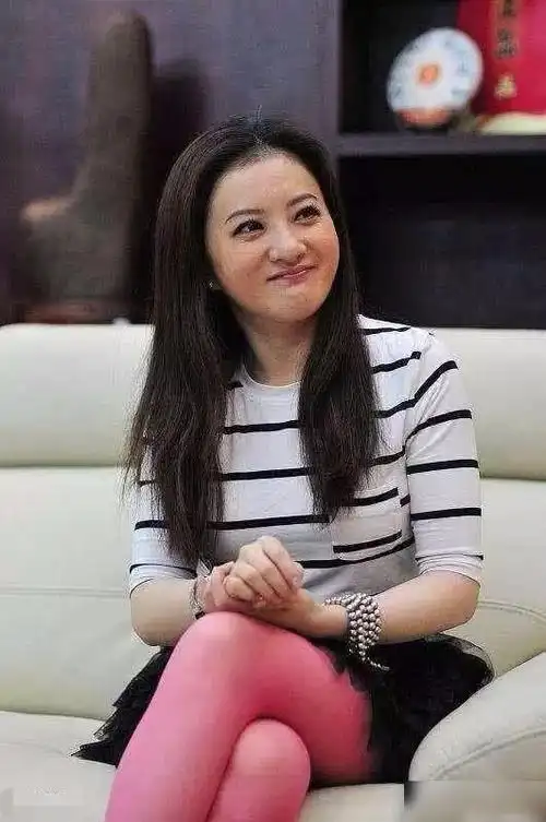 青青河边草小婉君金铭现状面部皱纹显老态40岁仍单身