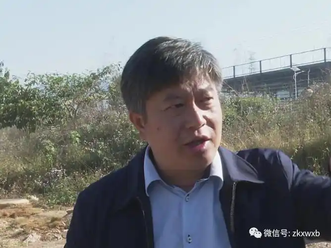魏丛柱一行先后前往园区1号路,勐英路延长线,龙山公寓等地,实地查看