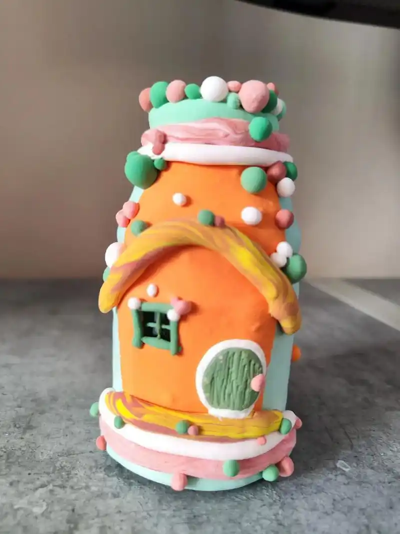 做手工的快乐,儿子喝完酸奶的小瓶瓶,用儿子的橡皮泥改造一下还 - 抖