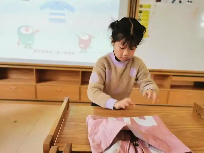 【生活技能训练专辑】萌娃叠衣乐,趣味伴成长!