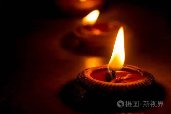 火灯油或蜂蜡灯笼燃烧光在loy克拉通节泰国