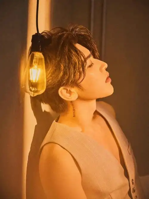 蔡徐坤闭眼侧颜