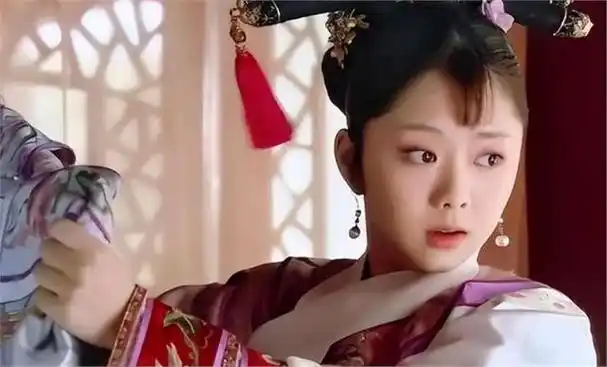 次了解谭松韵,多是通过《甄嬛传》,而她凭借恰如其分地演绎"淳儿"一角