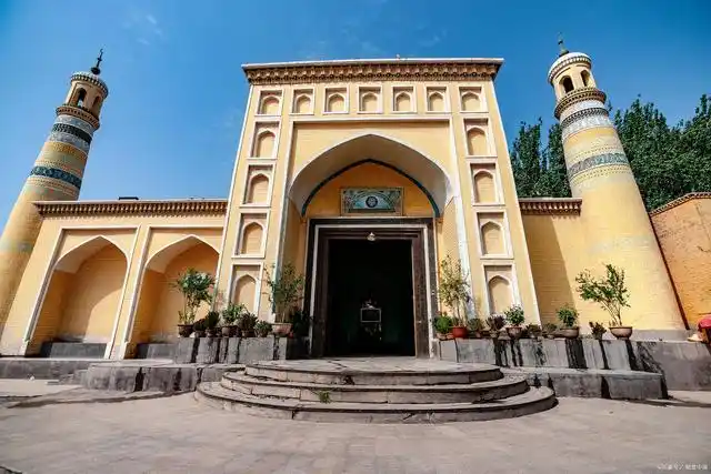结合了中亚和中国的建筑风格,是一座典型的伊斯兰教清真寺
