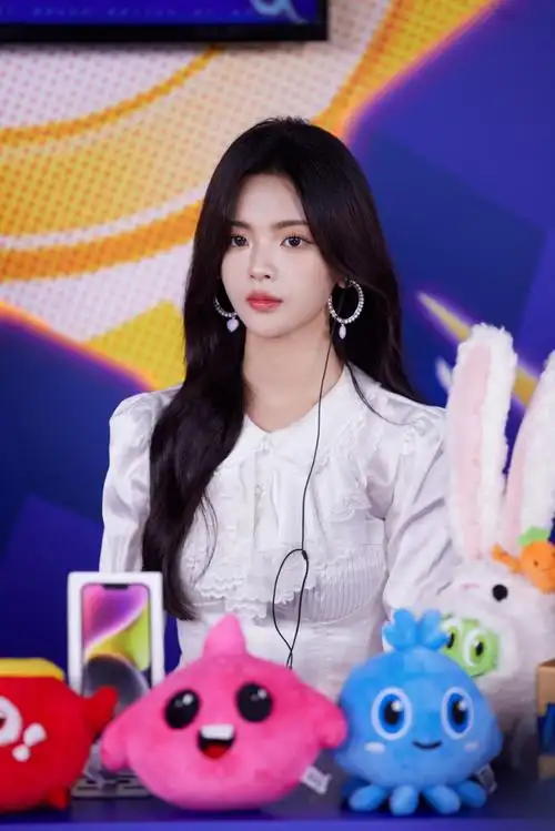 代言人小羊@杨超越今日现身直播间,温柔衬衫搭配粉色百褶短裙,为冬日