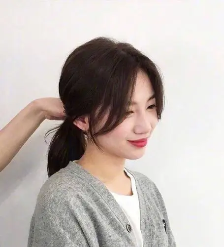 第七款:挑丝刘海马尾