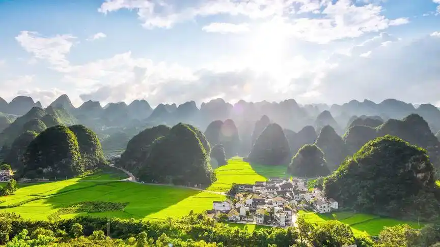 贵州兴义市万峰林群山实拍 贵州旅游就到贵州康辉