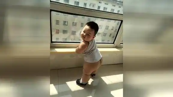 宝宝晒太阳了真乖这小屁屁太可爱啦真想上去捏一下