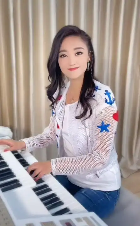 玖月奇迹王小玮晒近况,瘦成锥子脸下颌线优越,镂空外衣显廉价