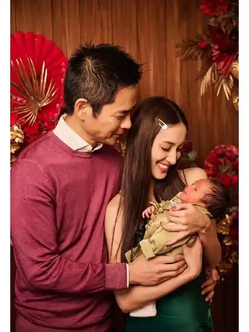 照片中,郑嘉颖与陈凯琳紧紧相依,三个儿子环绕在旁,画面温馨而幸福.