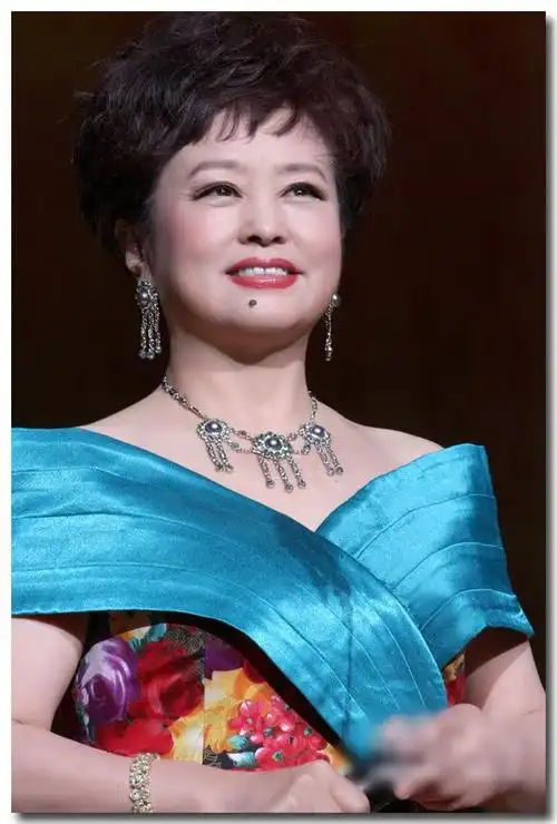 昔日东方歌舞团八位帅哥美女胡平郑绪岚索宝莉朱明瑛您还记得