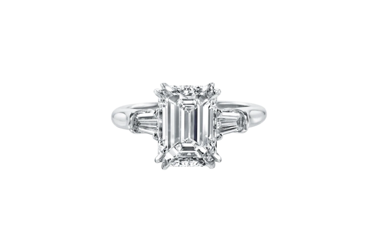 classic winston系列祖母绿型切工钻石搭配长锥形切工边钻订婚戒指