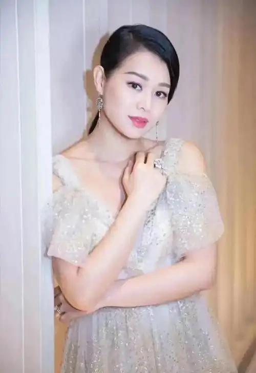 45岁的胡杏儿是柳眉杏眼的美!(附小视频,高清美图)