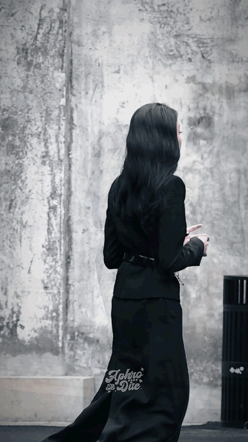 这个回眸也得更新在那个二维码上了#迪丽热巴御姐回眸##御姐风的