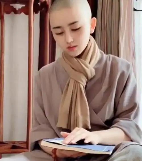 成都小尼姑意外走红,网友表示佛系少女,洁静坦然一尘不染的真心