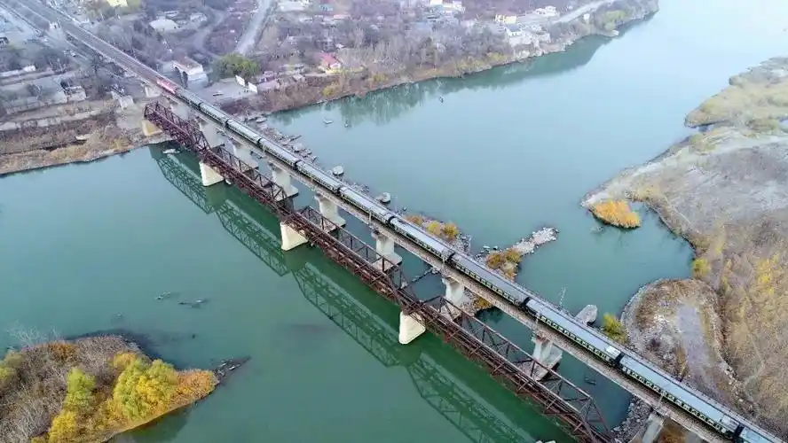 跨越母亲河(百年滦河大桥与第三代滦河大桥相得益彰)刘权国/摄▲我