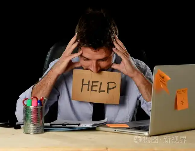 厌倦绝望的商人在办公室工作压力很大