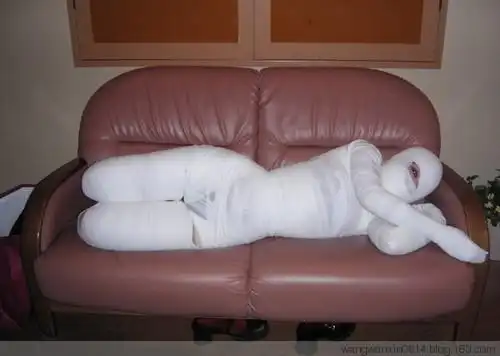 漂亮妹妹被绷带裹成了木乃伊