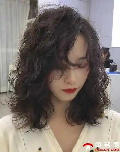 2021最新烫发女生大卷螺旋烫也不显老