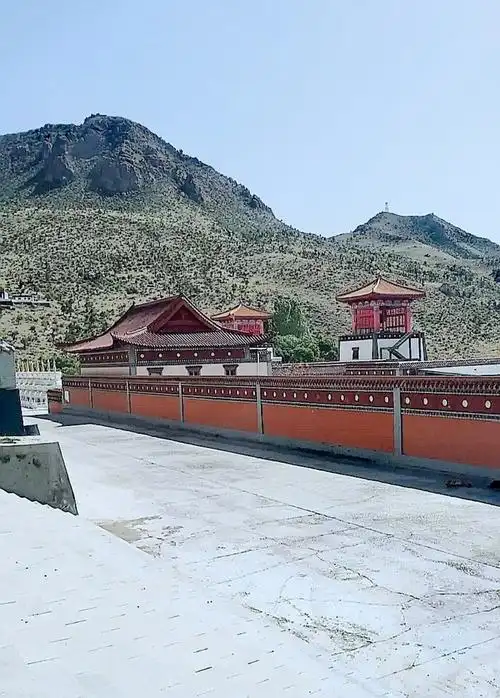 打卡阿拉善贺兰山南寺景区,感受它的气氛,领略它的高雅#收录春天的小