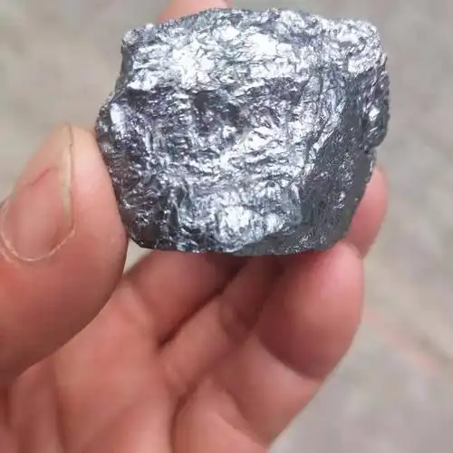戈壁滩里捡的银色石头,光泽度强,无磁导电,隔热,好像熔炼过的结晶体