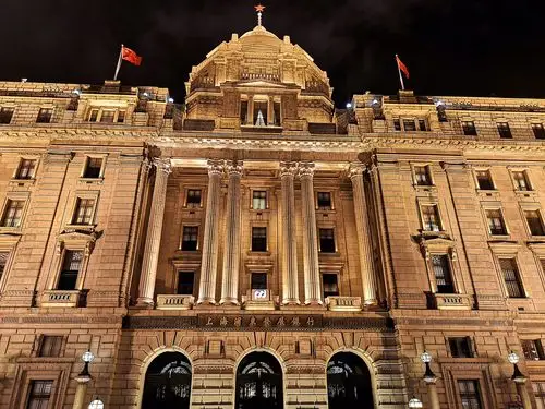 夜幕下的浦发银行大楼雄伟壮观