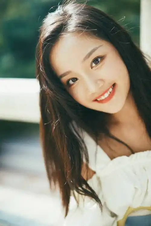 杨志雯清爽夏日写真蓝白搭配诠释甜妹style