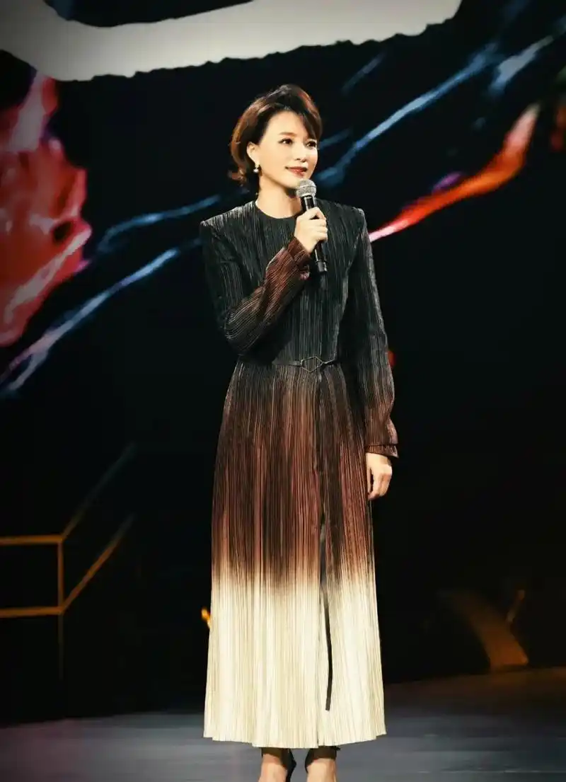 董卿这次造型真是太绝了,渐变色长裙采用压褶设计,腰间注入黑色小