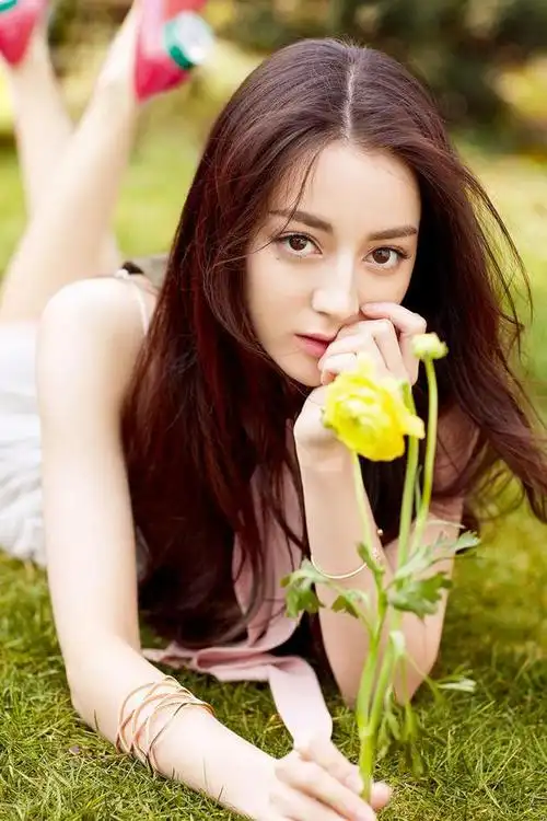 避嫌?迪丽热巴庆生跑男团送祝福 除了这两男人