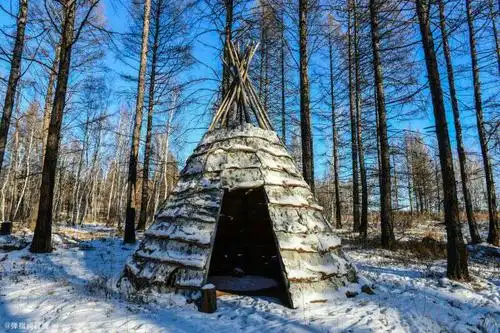 鄂伦春族人从前住的简易房屋,非常艰苦.