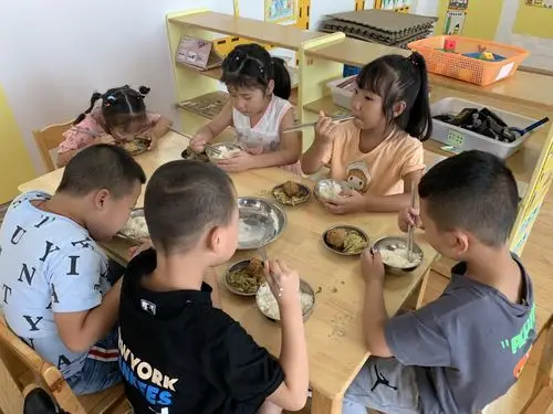 我会用筷子吃饭了